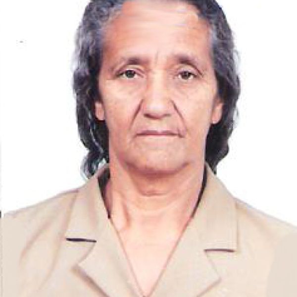 “Saudade é abraçar lembranças quando não posso mais te abraçar, mãe.”